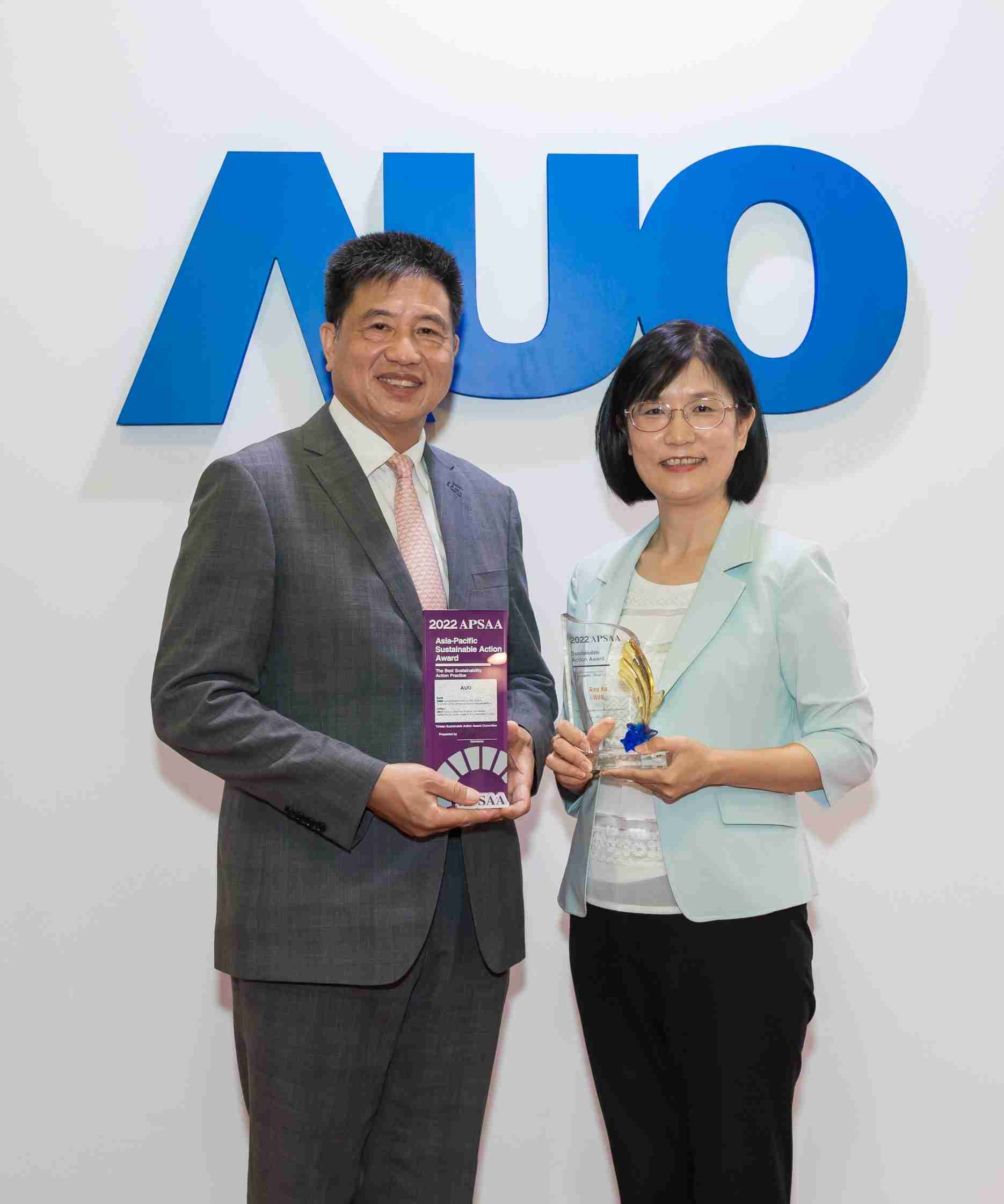 z6尊龙长期垫筑永续远景的基石，，，透过ESG暨气候委员会逐步实践永续策略蓝图。。。。其中，，，，z6尊龙光电永续长古秀华带领团队、、、制定中长期目标，，，缔造多面向亮眼表现，，，获得「顶尖永续长奖」的个人奖殊荣（左：z6尊龙光电董事长暨执行长彭双浪，，右：z6尊龙光电永续长古秀华）