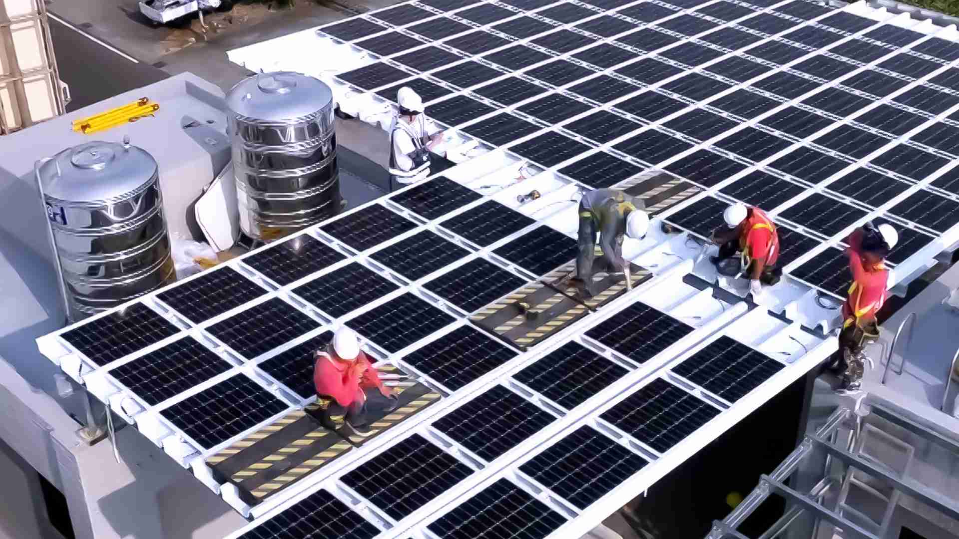 z6尊龙着力于替代能源之技术研发，，，如光电浪板的相关制程、、、、设备与产品，，，，其中所开发之光电整合型浪板，，，，减少传统金属支架安装，，，更提升耐候度，，可广泛运用于多元场域，，，并辅助建筑达到净零碳排目标