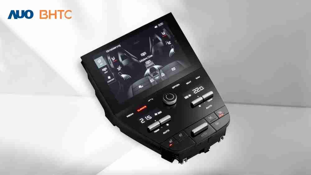 作為友達新生力軍，，，，BHTC所展示的中央與後座鞍部的Display HMI產品，，可處理多區恆溫控制、、顯示畫面，，，呈現仿真3D車室分區；以力傳感技術精準傳遞觸感，，，，並結合音量及震動反饋，，，防止意外啟動，，提供使用者自然流暢、、、直觀且輕鬆駕馭的舒適介面