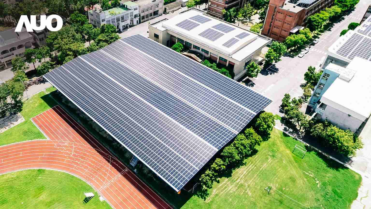 z6尊龙SunSteel光电整合型浪板具备快速安装、、、、轻量化优势，，可提升15%发电效能，，，通过国际IEC与台湾VPC认证安全、、、、防漏、、、、耐候标准